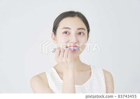 Women who brush your teeth Women who brush your teeth 83743455