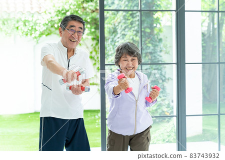 做肌肉訓練的一對精力充沛的資深夫婦 83743932