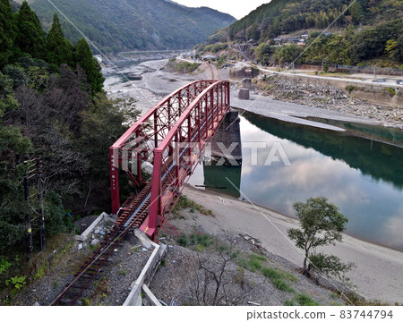 熊本大雨災害發生1年零4個月後球磨川第一橋的狀況，球磨川氾濫後流出的球磨川第一橋附近， 83744794