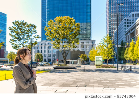 A young business woman walking in Tokyo Marunouchi 83745004