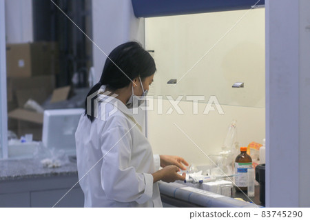 Asian woman scientist working in the laboratory 83745290
