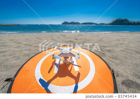 [海] 無人機和著陸墊 [沙灘] 83745434