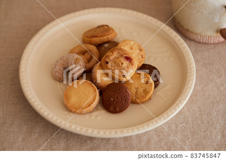 在一個可愛的盤子上的德國糕點餅乾 在一個可愛的盤子上的德國糕點餅乾 83745847