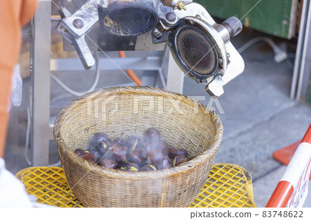 Making roasted chestnuts Making roasted chestnuts 83748622
