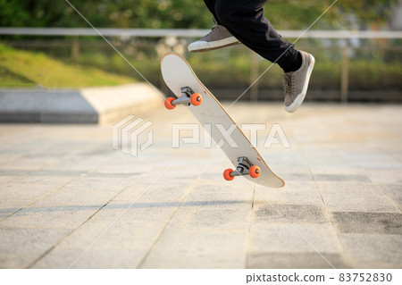 Skateboarder skateboarding outdoors in city Skateboarder skateboarding outdoors in city 83752830