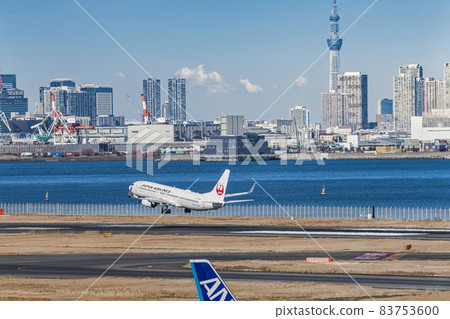 [JAL aircraft taking off from Haneda Airport Terminal 2 and Tokyo Sky Tree Sky Synthesis] 83753600