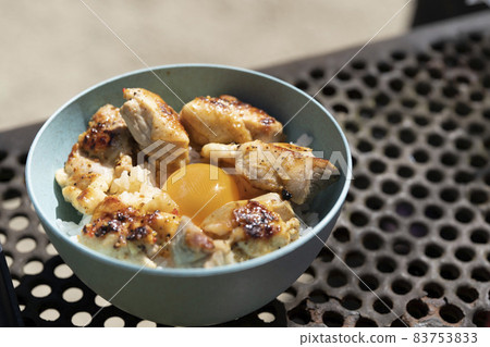 Outdoor rice and mountain rice to eat in the mountains and camping [Yakitori bowl] 83753833