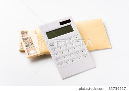 鈔票和計算器在信封 鈔票和計算器在信封 83754237