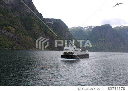 哈當厄爾峽灣即使在夏天也很冷 哈當厄爾峽灣即使在夏天也很冷 83754378