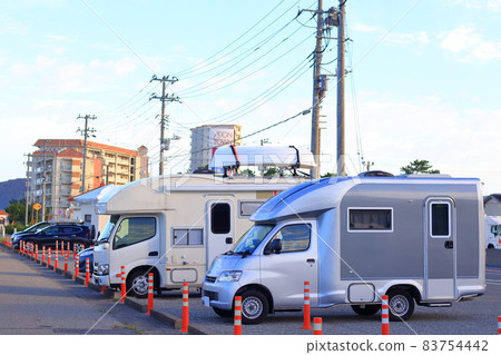 清晨的觀光景點露營者和城市景觀 83754442