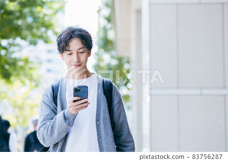 一個背著背包的男人 83756287