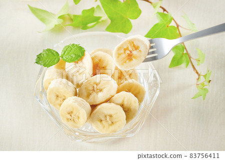 新鮮美味的香蕉 83756411