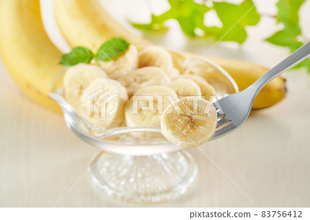 新鮮美味的香蕉 83756412