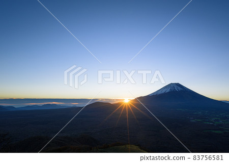 View of Mt. Fuji and sunrise / Ryugadake in early winter View of Mt. Fuji and sunrise / Ryugadake in early winter 83756581