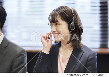 亞洲商務人士在客戶中心回應 83758053