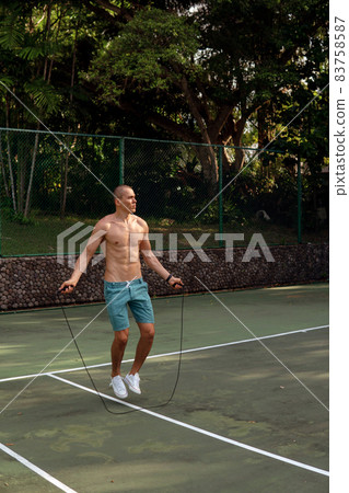 a man doing with rubber bands 83758587