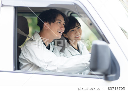 穿著工作服和駕駛卡車的年輕男女 穿著工作服和駕駛卡車的年輕男女 83758705