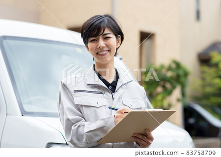一個穿著工作服的女人參觀房子 一個穿著工作服的女人參觀房子 83758709