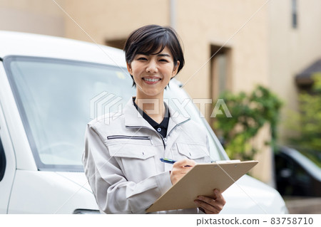 一個穿著工作服的女人參觀房子 一個穿著工作服的女人參觀房子 83758710