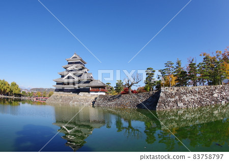Shinshu Matsumoto National Treasure Autumn Matsumoto Castle A real castle tower that retains the appearance of the existing castle at the time of its construction 83758797