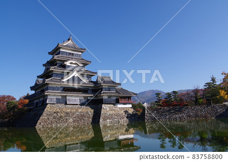 Shinshu Matsumoto National Treasure Autumn Matsumoto Castle A real castle tower that retains the appearance of the existing castle at the time of its construction Shinshu Matsumoto National Treasure Autumn Matsumoto Castle A real castle tower that retains the appearance of the existing castle at the time of its construction 83758800