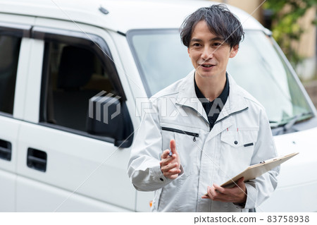 A man in work clothes visiting a house 83758938