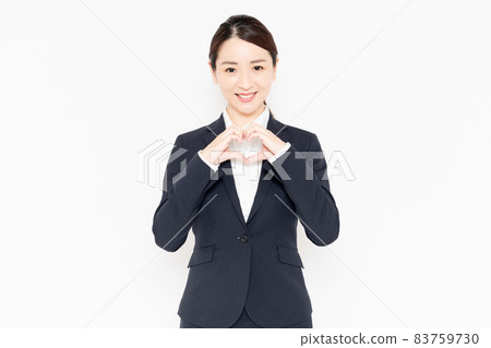 用手使心臟形狀的女商人 83759730