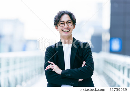 與橫渡的胳膊的商人 83759989