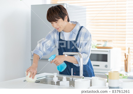 打掃廚房的家政丈夫 83761261