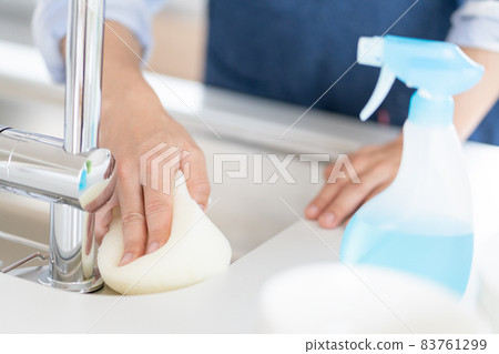 家政：清潔廚房的男人的手 83761299