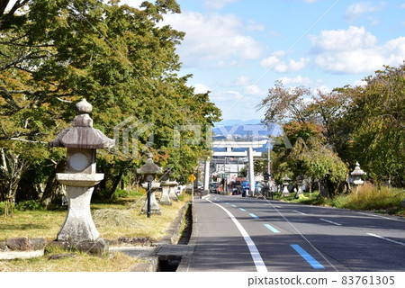滋賀縣大津市坂本日吉馬場(日吉大社方法)和日吉大社石鳥居門和琵琶湖景觀 滋賀縣大津市坂本日吉馬場(日吉大社方法)和日吉大社石鳥居門和琵琶湖景觀 83761305