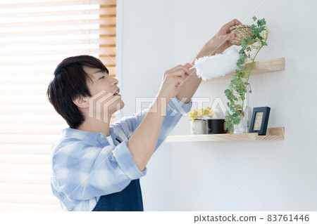 Housekeeping agent: The husband who cleans the shelves Housekeeping agent: The husband who cleans the shelves 83761446