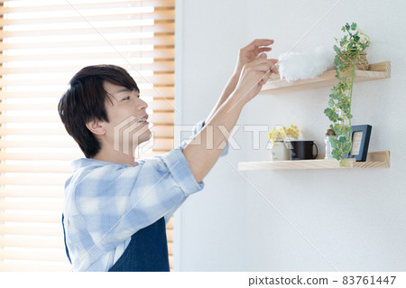 Housekeeping agent: The husband who cleans the shelves Housekeeping agent: The husband who cleans the shelves 83761447