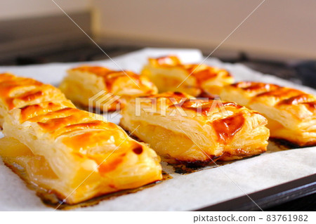 Freshly baked apple pie 83761982