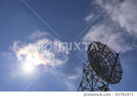 晴朗的秋天天空和拋物面天線 晴朗的秋天天空和拋物面天線 83762871