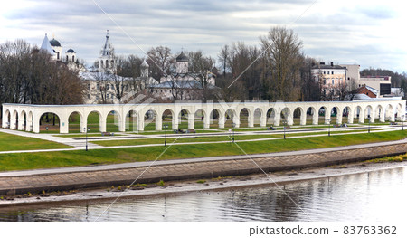 View of Yaroslav's courtyard and the arcade of the Living Room Courtyard in autumn in Veliky Novgorod. 83763362