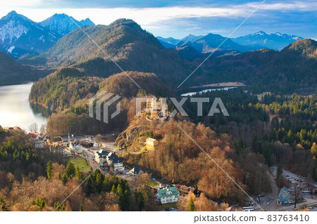 一座矗立在秋葉中的城堡 83763410