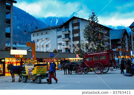 采爾馬特車站等候顧客的馬車 83763411