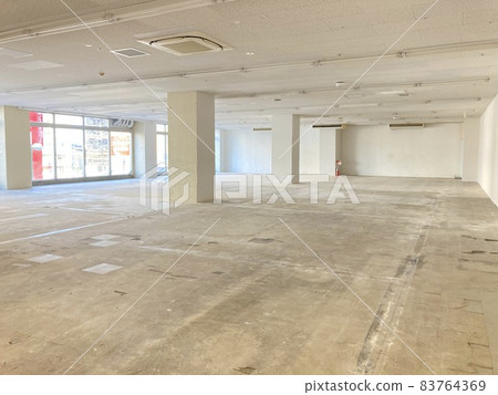 Unoccupied property in a multi-tenant building Store space 83764369