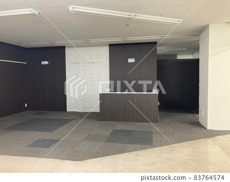 Unoccupied property in multi-tenant building Store space Unoccupied property 83764574
