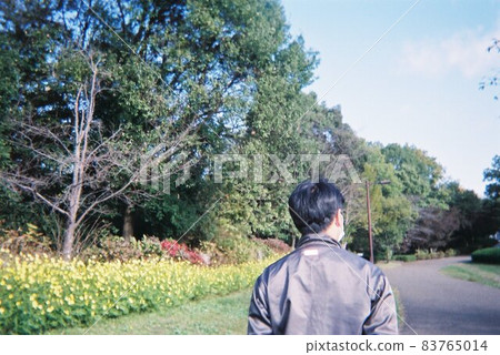 在公園散步 在公園散步 83765014