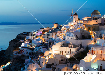 Oia village at night, Santorini 83767032