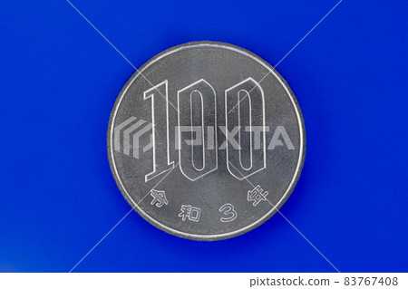 100-yen coin blue back blue background 83767408