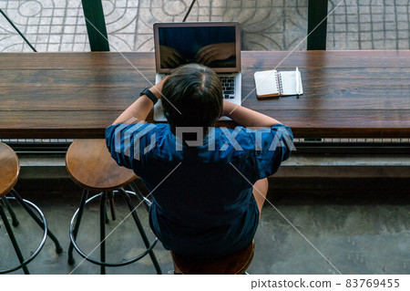 Freelancer working online on laptop 83769455