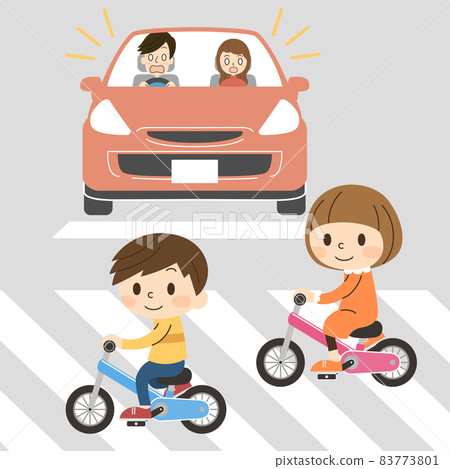 兩個孩子騎自行車穿過危險的人行橫道 兩個孩子騎自行車穿過危險的人行橫道 83773801