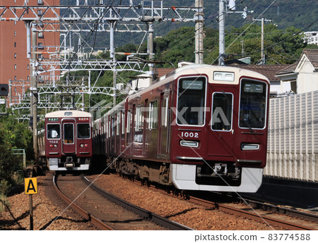 阪急神戶線禦影站附近運行的1000系列車 83774588