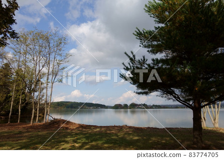 秋天的景色 秋天的湖畔小泉瀉公園 緒方 秋天的景色 秋天的湖畔小泉瀉公園 緒方 83774705