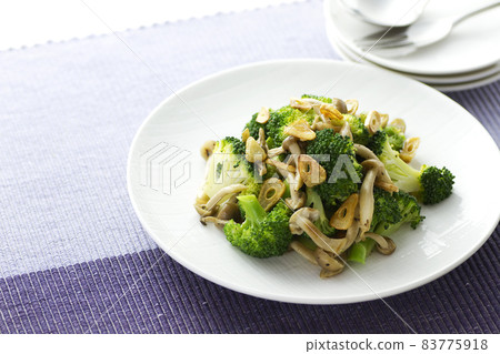 Broccoli and shimeji garlic saute 8 83775918