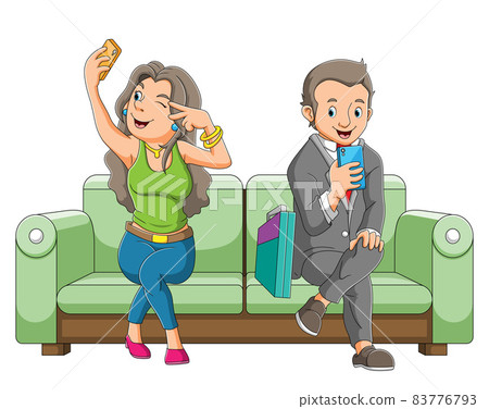 The man and women are playing the hand phone  83776793