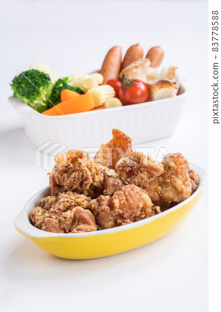 Chicken and colorful steamed vegetables Party dishes lined up on a white background Chicken and colorful steamed vegetables Party dishes lined up on a white background 83778588